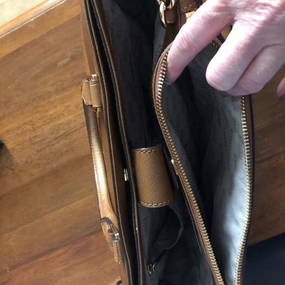 Michael Kors beige purse - Picture 7 of 10